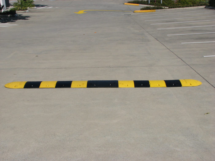 2.7M Standard Round Top Rubber Speed Hump (Including fixings)